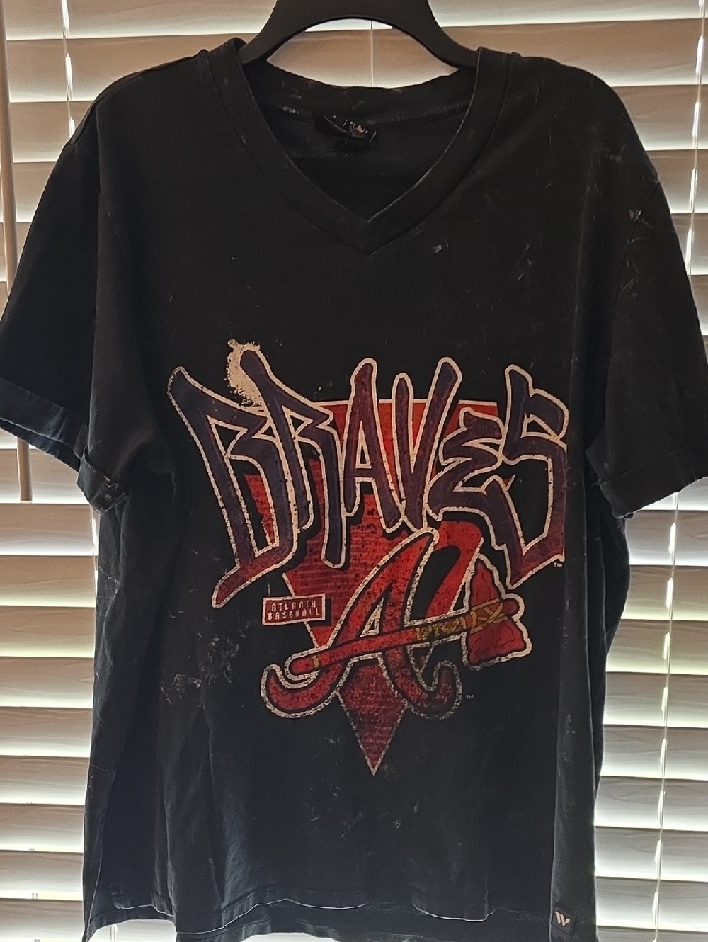 Atlanta Braves Distressed V-Neck Graphic Tee - Black & Red